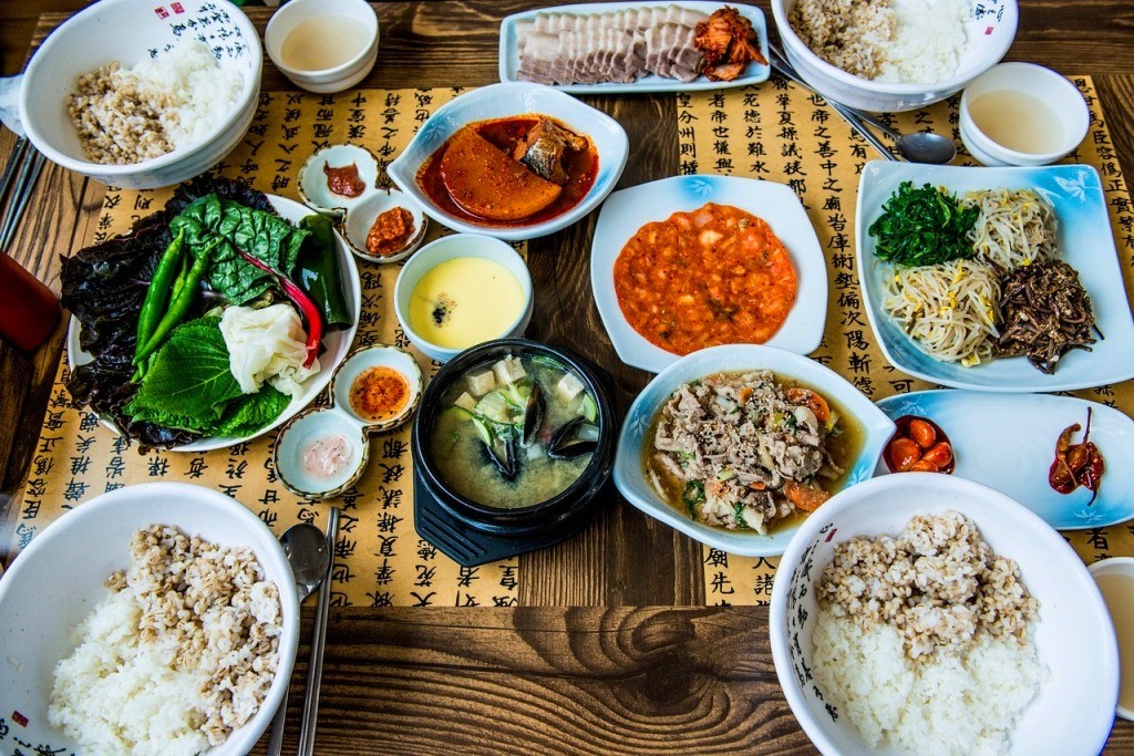 La cucina è lo specchio della società:attraverso il cibo si può scoprire a cultura di un paese e dei suoi abitanti. Molto spesso si parla di "contrapposizione" tra tradizione e innovazione ma in realtà sarebbe meglio parlare di una relazione necessaria perchè produttiva: la tradizione nasce come un'innovazione che si radica nel tempo e nell'uso comune.
